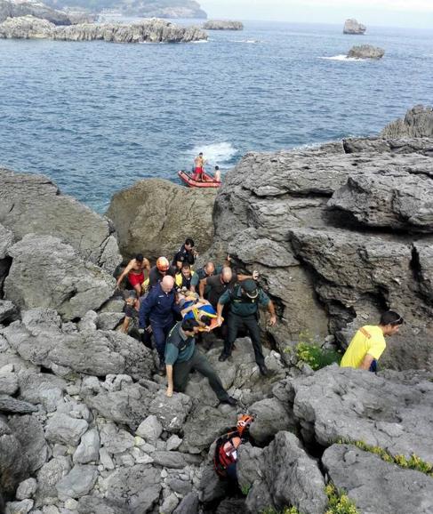 Un joven se rompe los dos pies al caer por las rocas en la playa de Ris