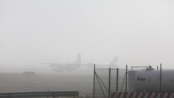 La niebla retrasa dos horas la salida del primer vuelo de la mañana a Madrid