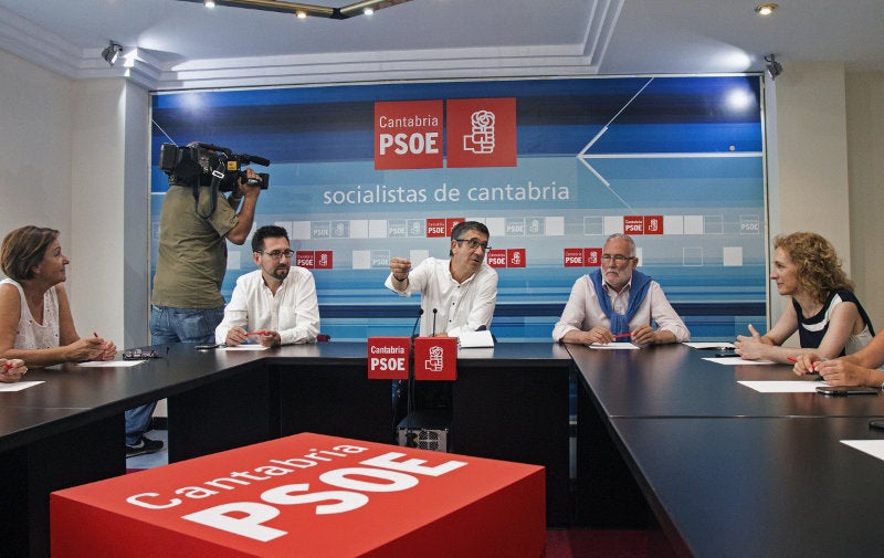 Patxi López dice en Cantabria que el PSOE no se va a "doblegar" ante el PP