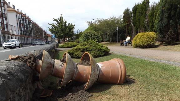 El Paseo del Juncal de Unquera paga los efectos de la verbena