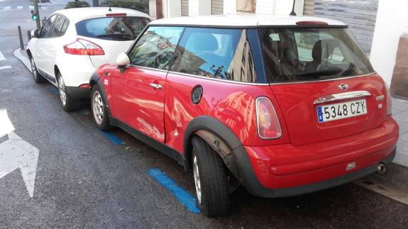 Un conductor ebrio choca contra cuatro coches aparcados e intenta fugarse