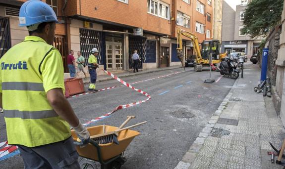 La mejora de la calle Lábaro eliminará diez plazas de aparcamiento de la OLA