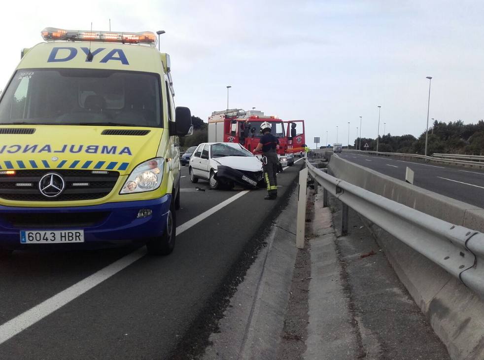 Un accidente colapsó la A-8 este domingo