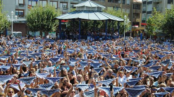 Santoña se rinde a Los Majaretas