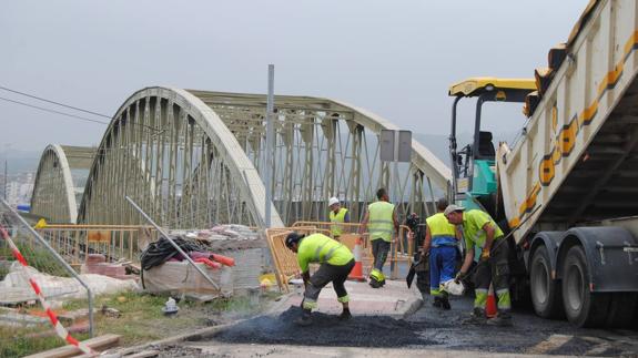 El puente metálico de Treto será cortado al tráfico este martes