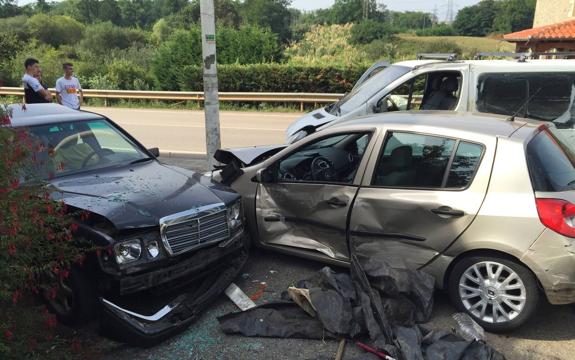 Un conductor se sale de la carretera en Liaño y destroza tres coches aparcados