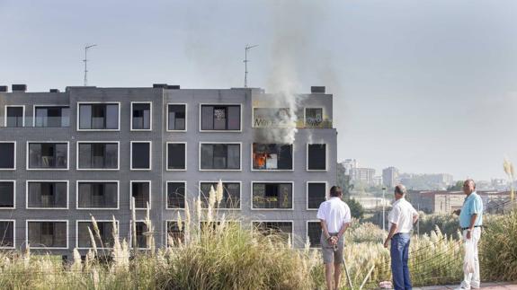 Arde un edificio deshabitado en Peñacastillo