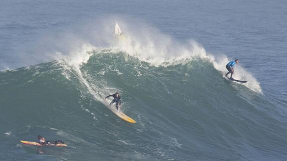 14 surfistas cántabros cabalgarán la Vaca Gigante