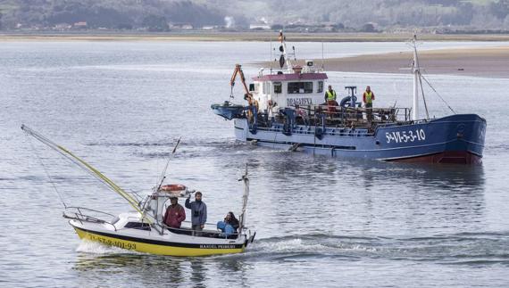 "Es lamentable y una vergüenza la falta de dragado en la bahía de Santoña"