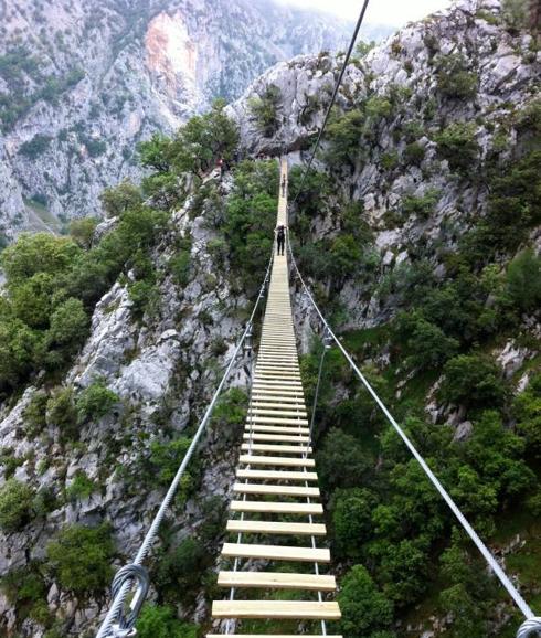 Rescatado un hombre que se quedó colgado de los anclajes en la vía ferrata de La Hermida