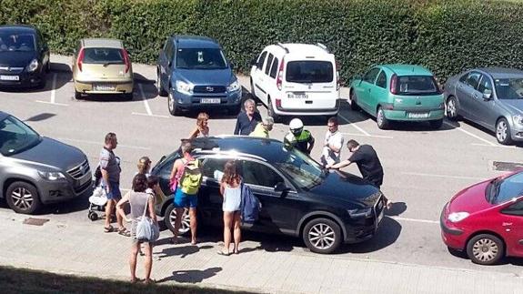 La Policía de Santander rescata a un bebé de 8 meses encerrado en un coche accidentalmente