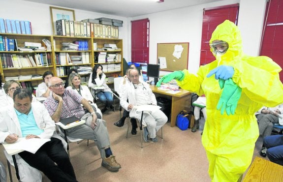 Cantabria recupera el protocolo del ébola para actuar en caso de fiebre hemorrágica