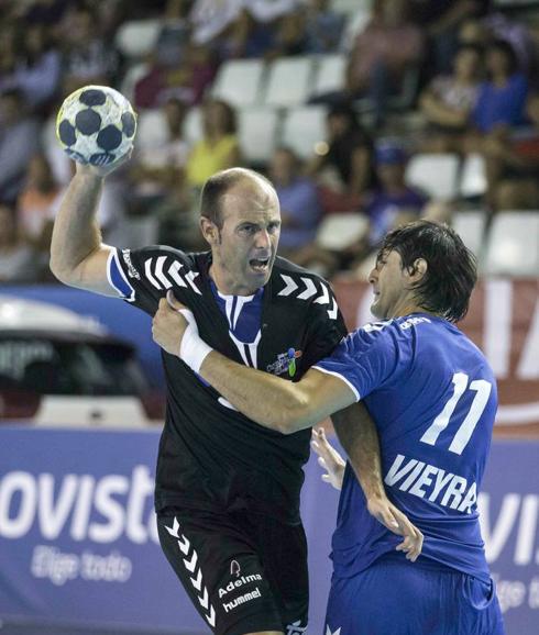 El Sinfín hinca la rodilla ante un Ademar superior