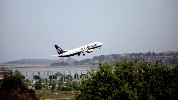 El Gobierno achaca el mal agosto del aeropuerto a las cancelaciones de Ryanair