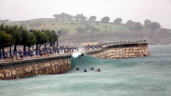 Se corta al tráfico la avenida Manuel García Lago por la alerta de fuerte oleaje