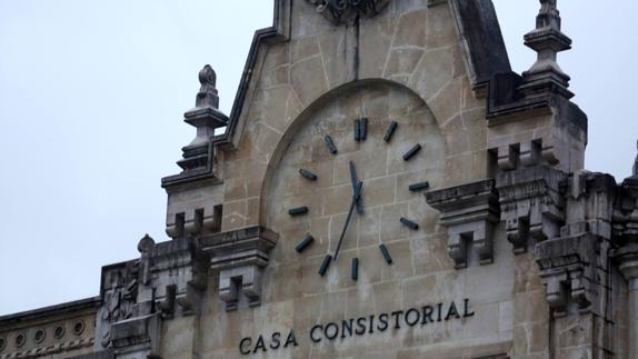 Un rayo fulmina el mecanismo del reloj del Ayuntamiento