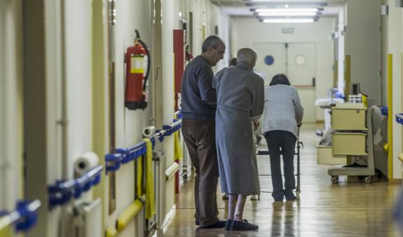 Uno de cada cuatro pacientes que ingresa a diario en Valdecilla tiene más de 75 años