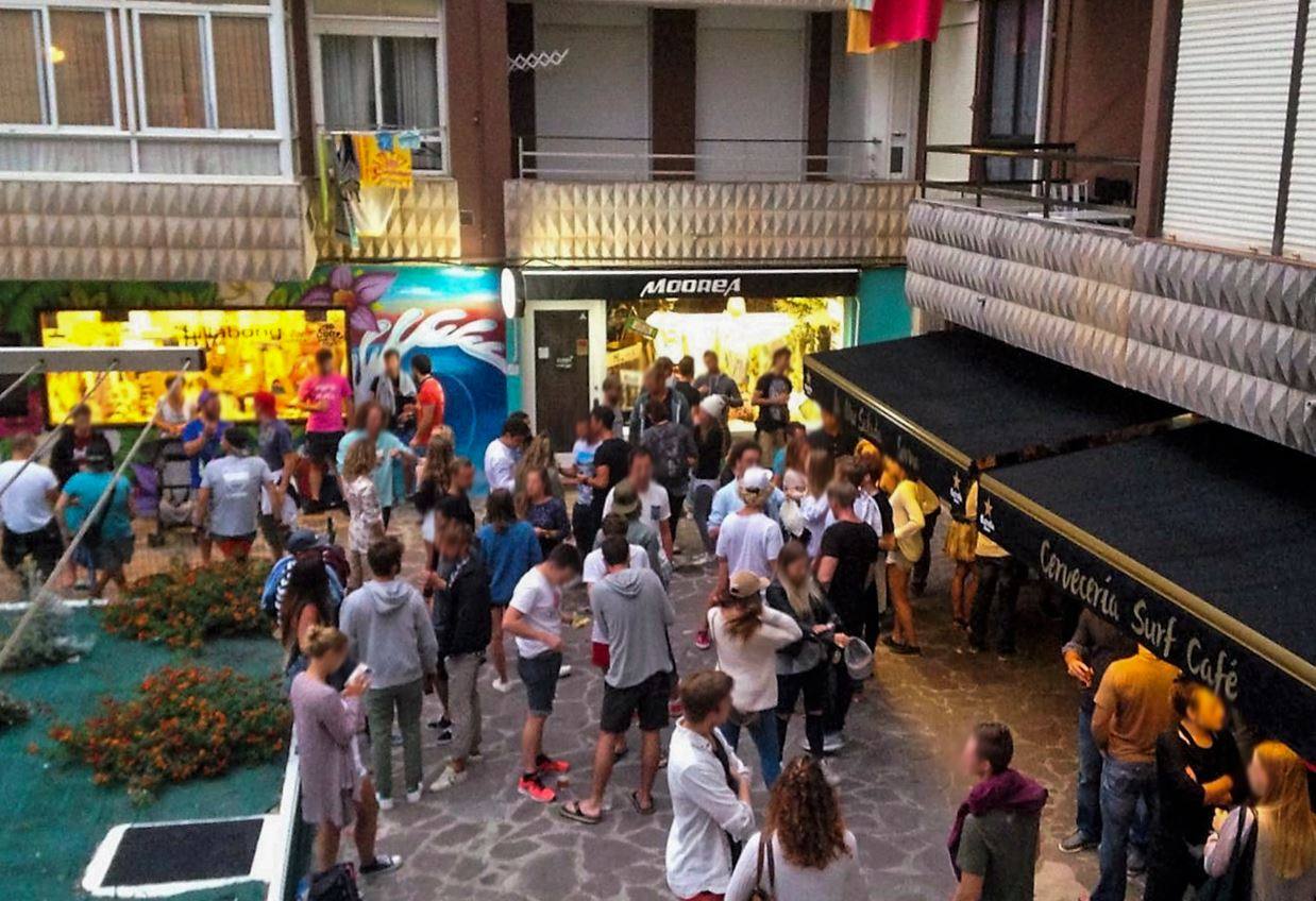 Una comunidad de Somo denuncia que tiene el "botellón" en su propia casa