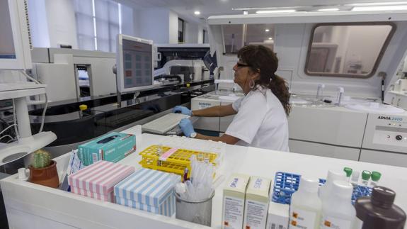 Los principales laboratorios del mundo pugnan por el millonario contrato de los tres hospitales