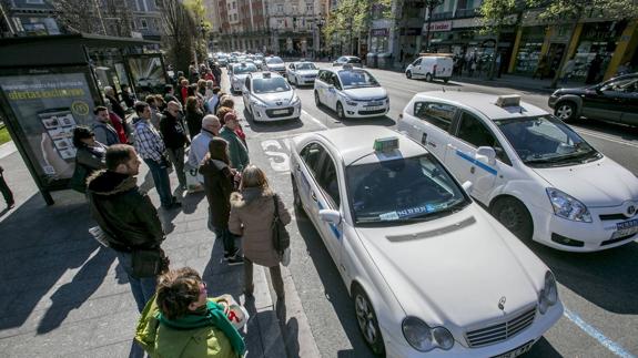 Los taxistas critican al alcalde por apoyar una aplicación para compartir el coche particular