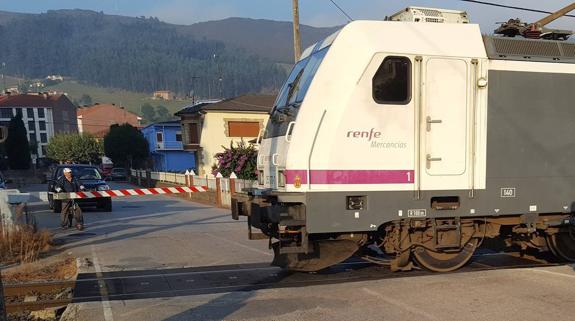 Un camión se lleva por delante una de las semibarreras del paso a nivel de la calle Torres Quevedo