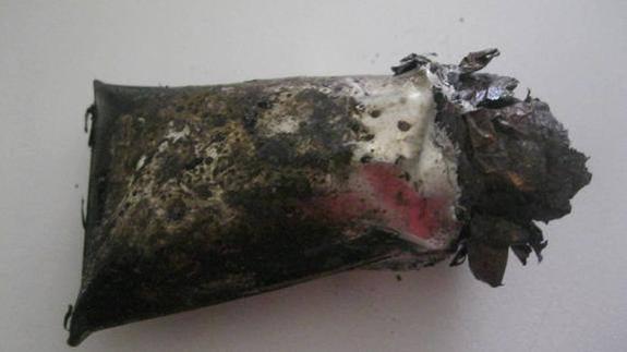 La explosión de la bateria de un móvil provoca quemaduras en las manos a una mujer de León