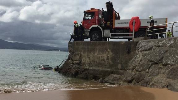 Rescatado un vehículo que se cayó al agua en la playa de Los Peligros