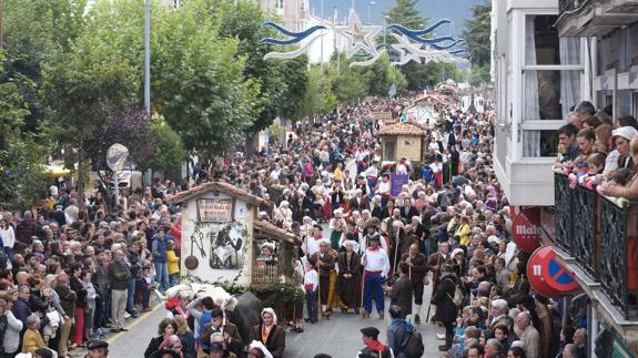 Las carretas más ingeniosas cierran las fiestas de San Mateo con un desfile multitudinario