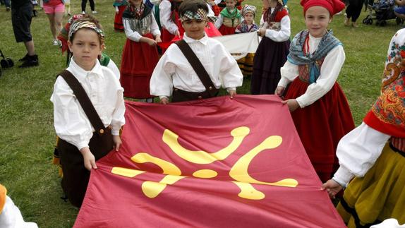 Revilla, partidario de reforzar los contenidos sobre Cantabria en el colegio