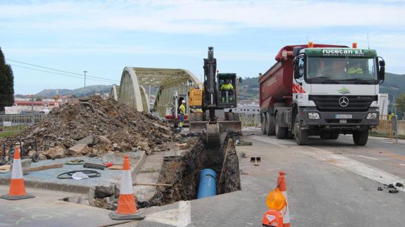 La obra de conexión de la Autovía del Agua cierra de nuevo el Puente de Treto