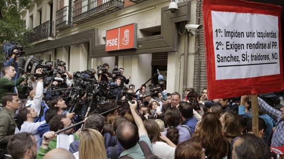 Históricos del PSOE cántabro ven con "tristeza" y opiniones enfrentadas la crisis de su partido