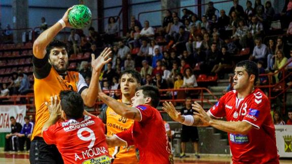 El Torrelavega arrolla al Gijón y avanza en la Copa