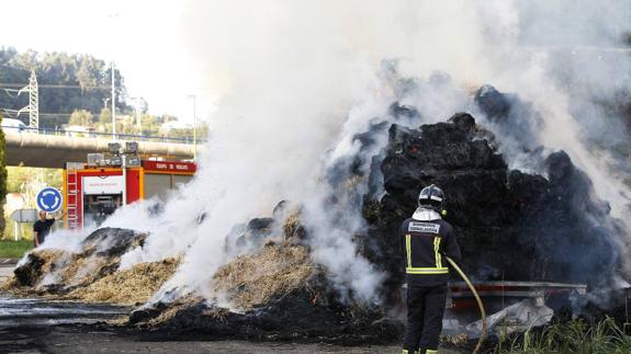 Arde un remolque con paja en la rotonda de Ganzo