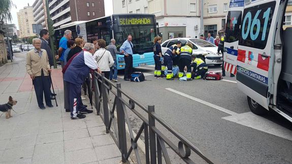 Un autobús municipal atropella a un hombre en un paso de peatones de General Dávila