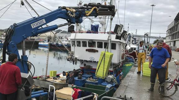 "Los franceses pescando bonito y nosotros amarrados a puerto"