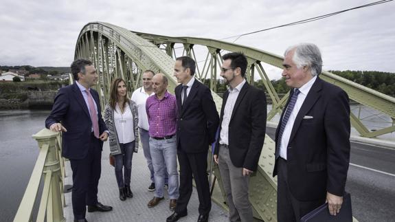 Fomento avanza en la idea de hacer de nuevo giratorio el Puente de Treto