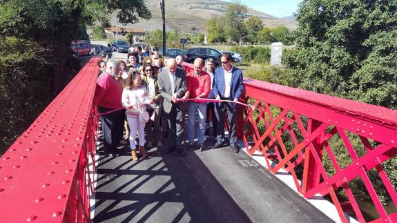 Mazón inaugura en Arenas de Iguña la rehabilitación del puente metálico de Helecha