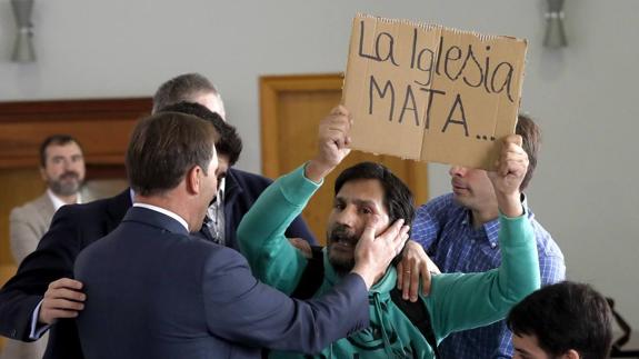 Un activista okupa interrumpe la rueda de prensa de Osoro al grito de "la iglesia mata"