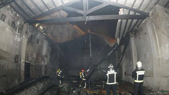 Un incendio provoca una gran humareda y daños materiales en Torrelavega