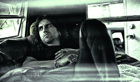 "El cantautor y el rockero que tengo dentro se llevan ahora mejor que nunca"