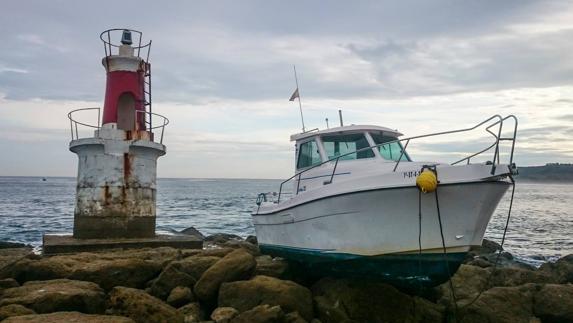 Un barco sobre el espigón de Merón