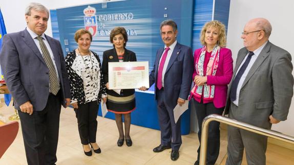 La funcionaria Marta Malo recibe el primer Diploma por Servicios Distinguidos