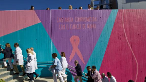 Un mural en Valdecilla hace visible el compromiso de Cantabria en la lucha contra el cáncer de mama