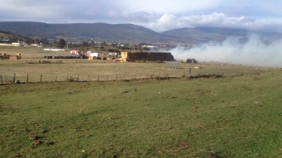 Los bomberos se retiran del incendio de Requejo, en el que quedan brasas controladas