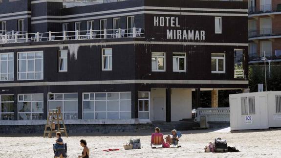 Castro necesita una ayuda económica para evitar el derribo del Hotel Miramar