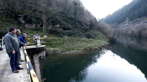 Torrelavega pospone el dragado de la presa de captación del agua por falta de financiación