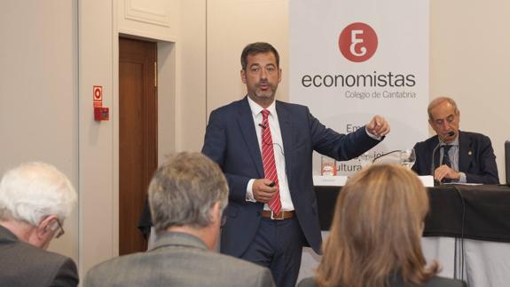 Revilla asegura que en 2017 agilizará el plan eólico, "con garantías legales"