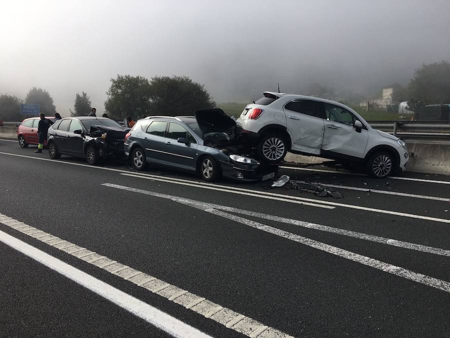 Una colisión múltiple en Castro paraliza un carril de la A-8