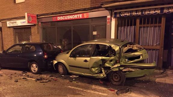 Detenido tras conducir ebrio e impactar contra tres coches y un comercio