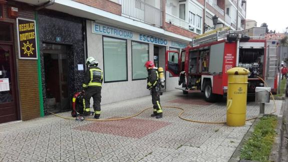 Rescatan a un hombre casi inconsciente y con quemaduras leves tras incendiarse su casa